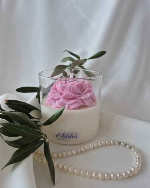 Lumânare handmade cu floare roz