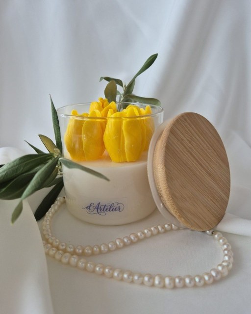 Lumânare handmade cu floare galbenă