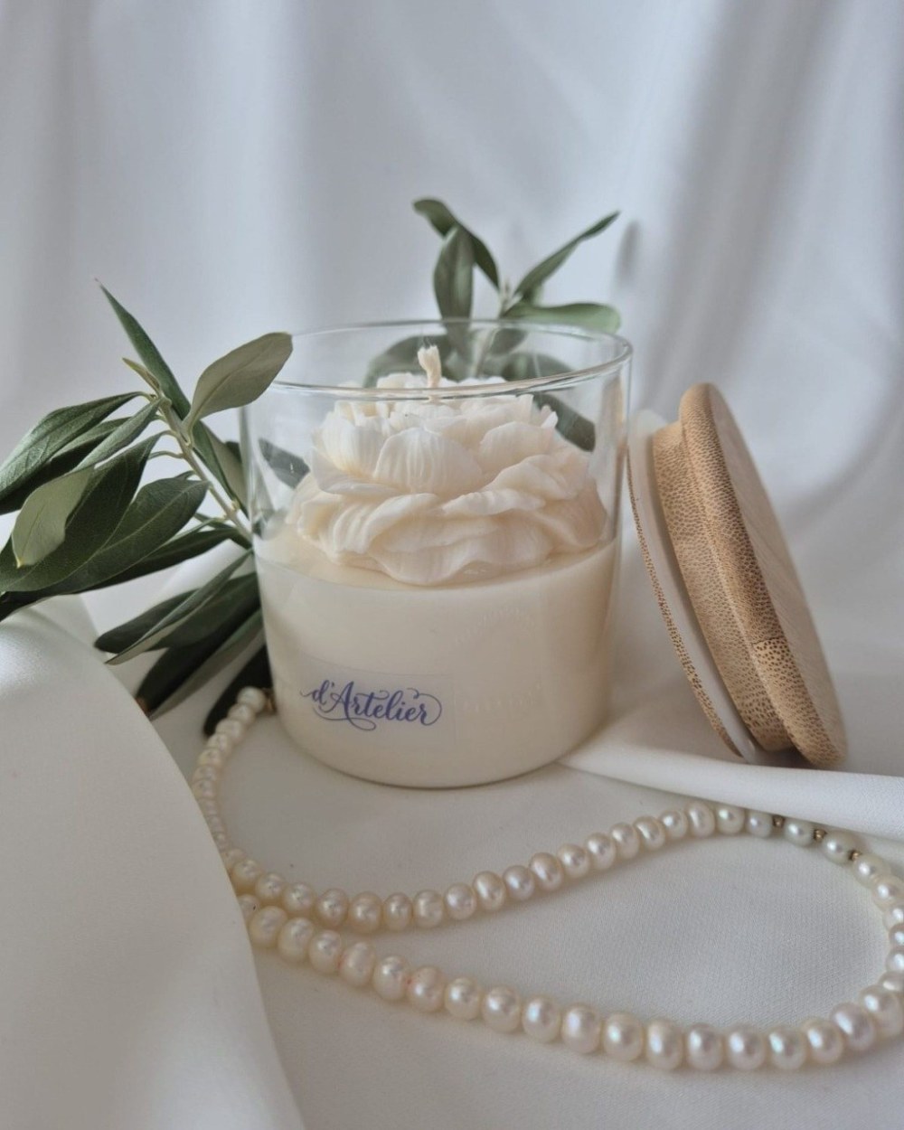 Lumânare handmade cu floare albă, ceară de soia